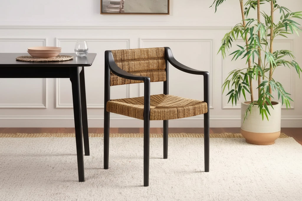 Chaise de salle à manger moderne en rotin de bananier avec accoudoirs et pieds en métal noir