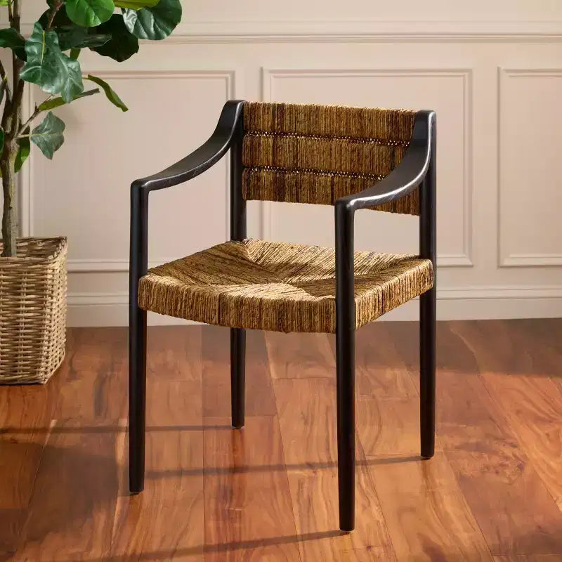 Chaise de salle à manger moderne en rotin de bananier avec accoudoirs et pieds en métal noir