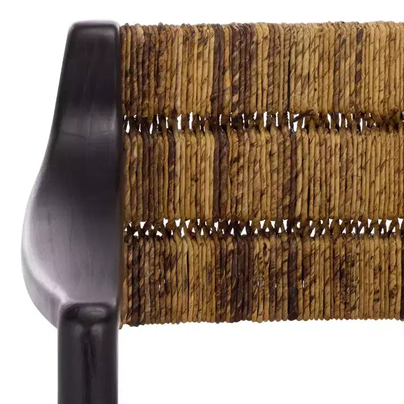 Chaise de salle à manger moderne en rotin de bananier avec accoudoirs et pieds en métal noir