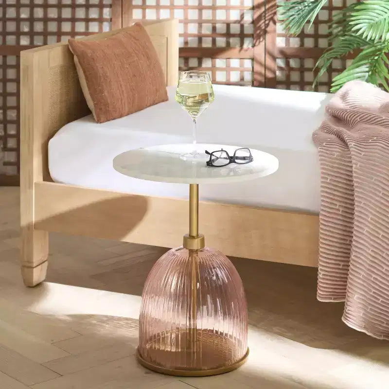 Table d'appoint moderne en fer, verre et marbre pour une décoration intérieure contemporaine