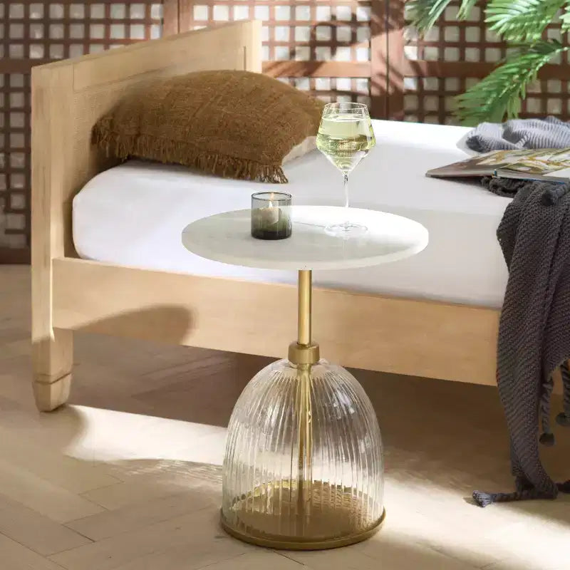 Table d'appoint moderne en fer, verre et marbre pour une décoration intérieure contemporaine