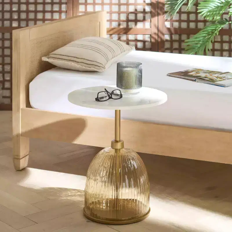 Table d'appoint moderne en fer, verre et marbre pour une décoration intérieure contemporaine