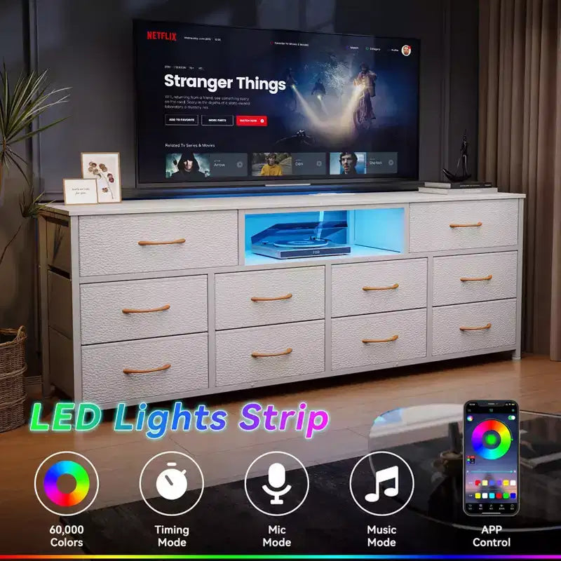Commode Grande Blanche à 10 Tiroirs Meuble TV Pour Téléviseur 75 Pouces Console Multimédia avec Rangement en Tissu, Prises de Courant et Lumières LED Meuble de Rangement pour Chambre à Coucher