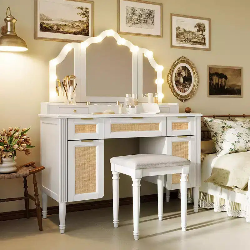 Coiffeuse de 112,7 cm avec 13 ampoules LED, 3 modes d'éclairage, miroir triple, 5 tiroirs et étagères, station de charge pour chambre à coucher, blanche